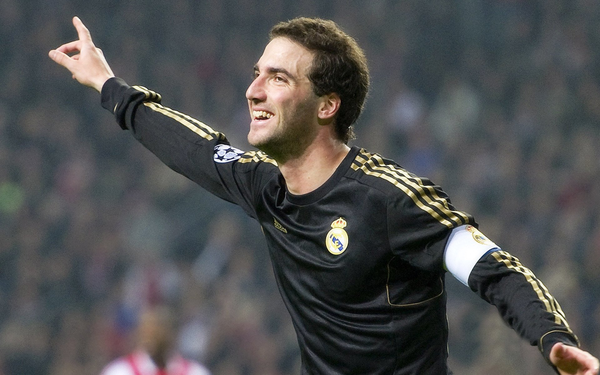 世界杯：日本全队鞠躬向球迷致意 收获全球尊重